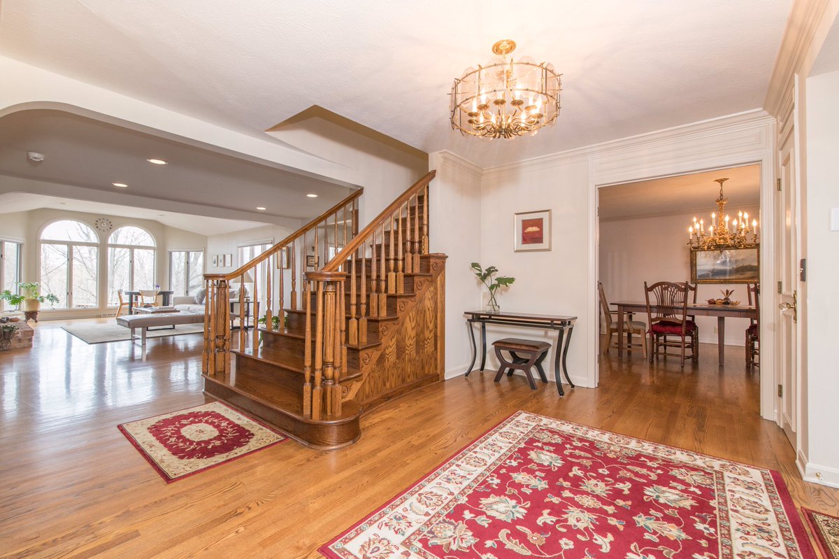 picturemehomeOH's tweet image. Open and spacious 2 story home in Pepper Pike!  Beautiful home features a master suite with two master baths. There is also a guest suite complete with living area, kitchen and bedroom! #pepperpike #realestate #guestsuite #openfloorplan #realestatephotography