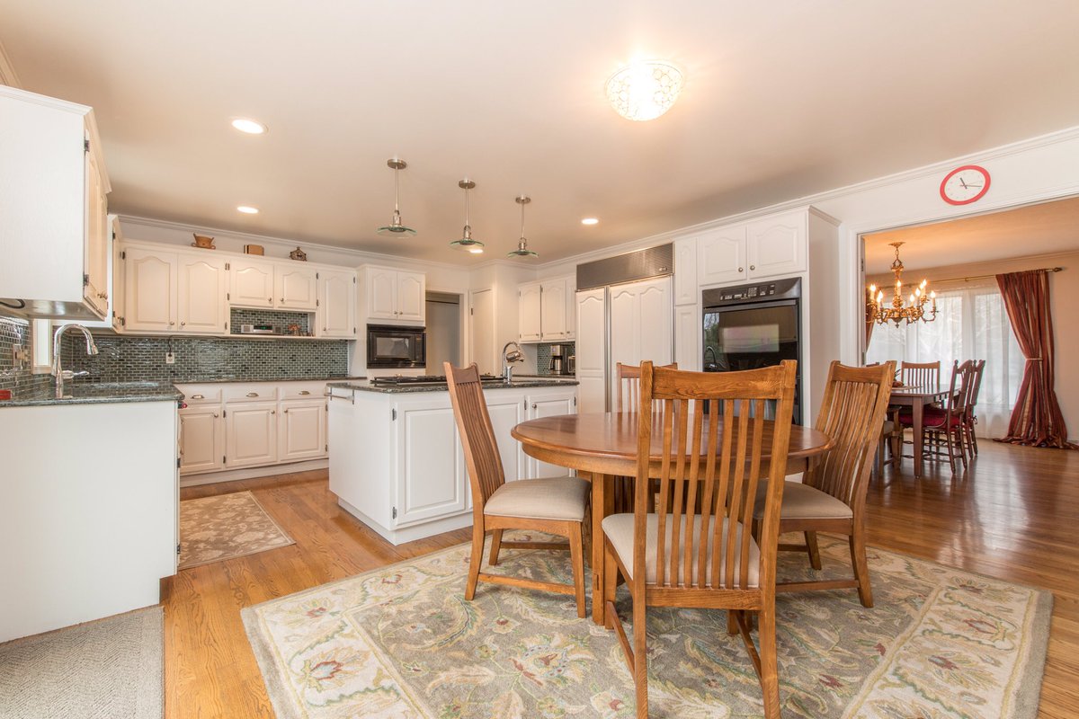 picturemehomeOH's tweet image. Open and spacious 2 story home in Pepper Pike!  Beautiful home features a master suite with two master baths. There is also a guest suite complete with living area, kitchen and bedroom! #pepperpike #realestate #guestsuite #openfloorplan #realestatephotography