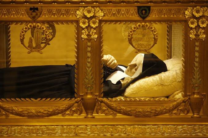 IRFMx's tweet photo. Sainte Bernardette #Soubirous, probablement le meilleur #instrument de #Dieu, #voyante de l’Immaculée #Conception ; parfait #exemple de qui a été formé par #Marie, et qui la porta devant les #autels à un #jeune #âge. Son #corps demeure incorrompu.
#Bernadette, prie pour nous. https://t.co/yXFw1bjlNA