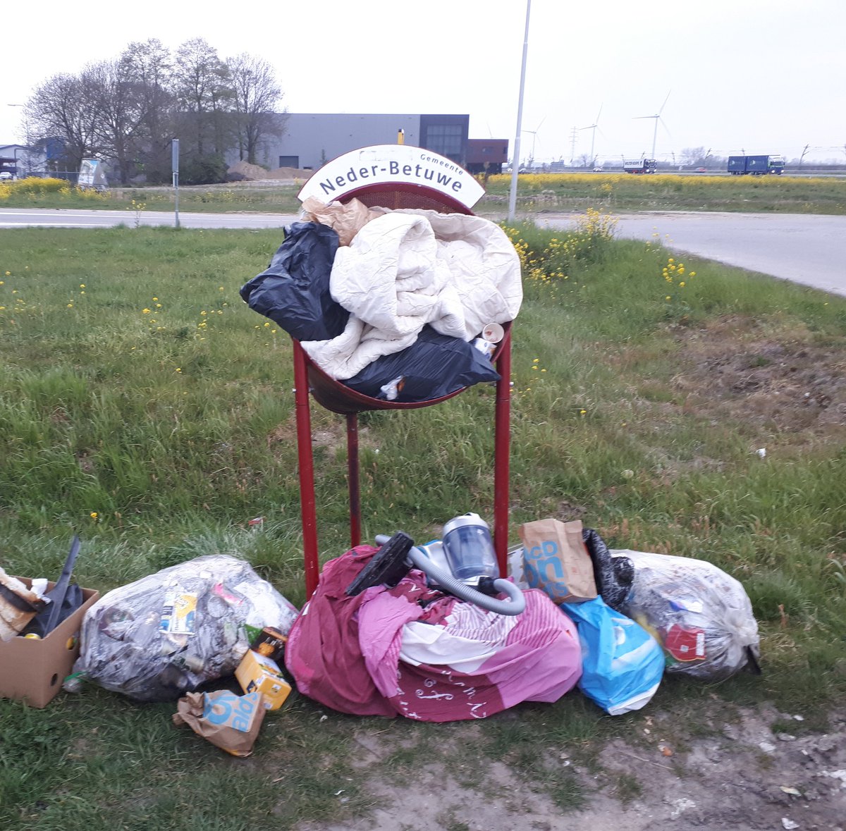 Dit is een 'blikvanger' en geen AVRI afval brengstation. Bij Ochten, carpoolplaats A15. Stofzuiger, dekbed en veel andere gedumpte troep. Voor 2.40 euro breng je 60 liter huishoudelijk afval bij de AVRI. Dit heeft geen enkele zin en de kosten zijn nu voor gemeente Neder Betuwe.