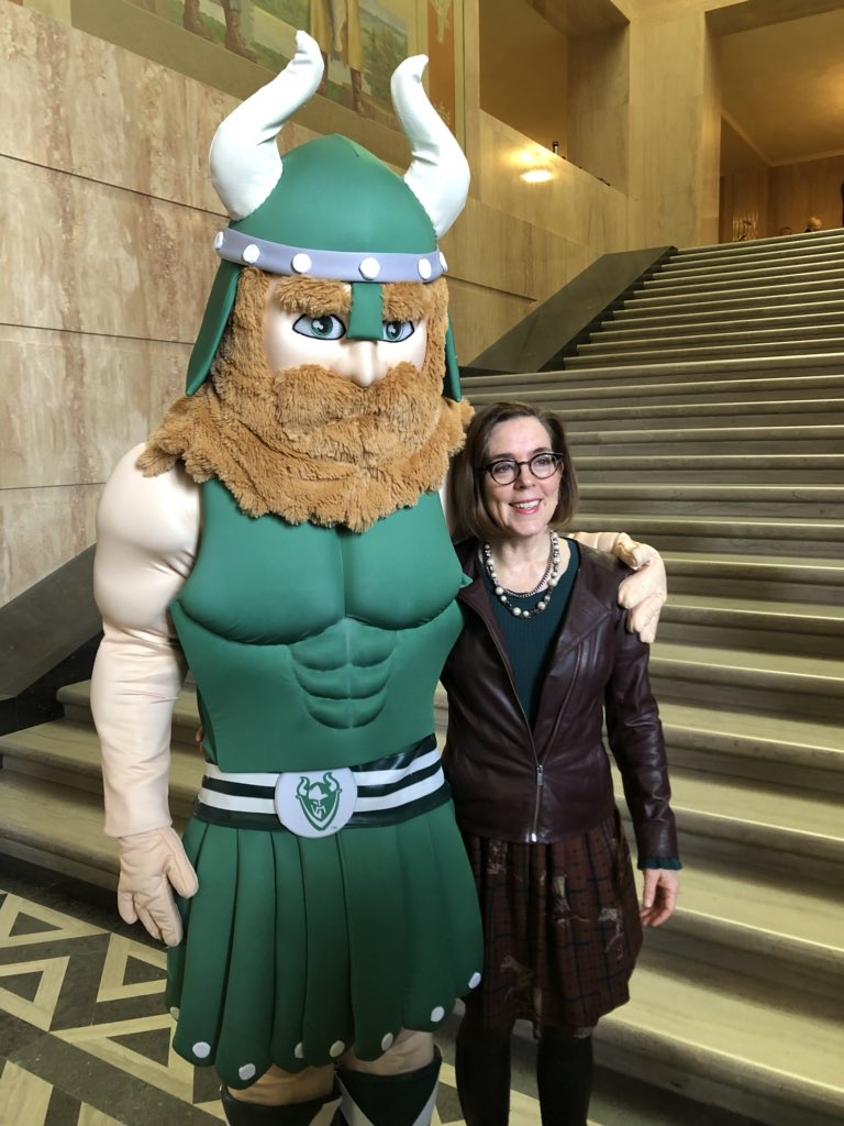Portland_State's tweet photo. .@PSUVictorViking rubs shoulders with @OregonGovBrown at #PSUDay. Hundreds of Viks traveled to Salem to talk to legislators about how crucial it is to help fund higher ed in Oregon. We turned the capitol green! #ORLeg #ORpol https://t.co/t9LArqSIcl