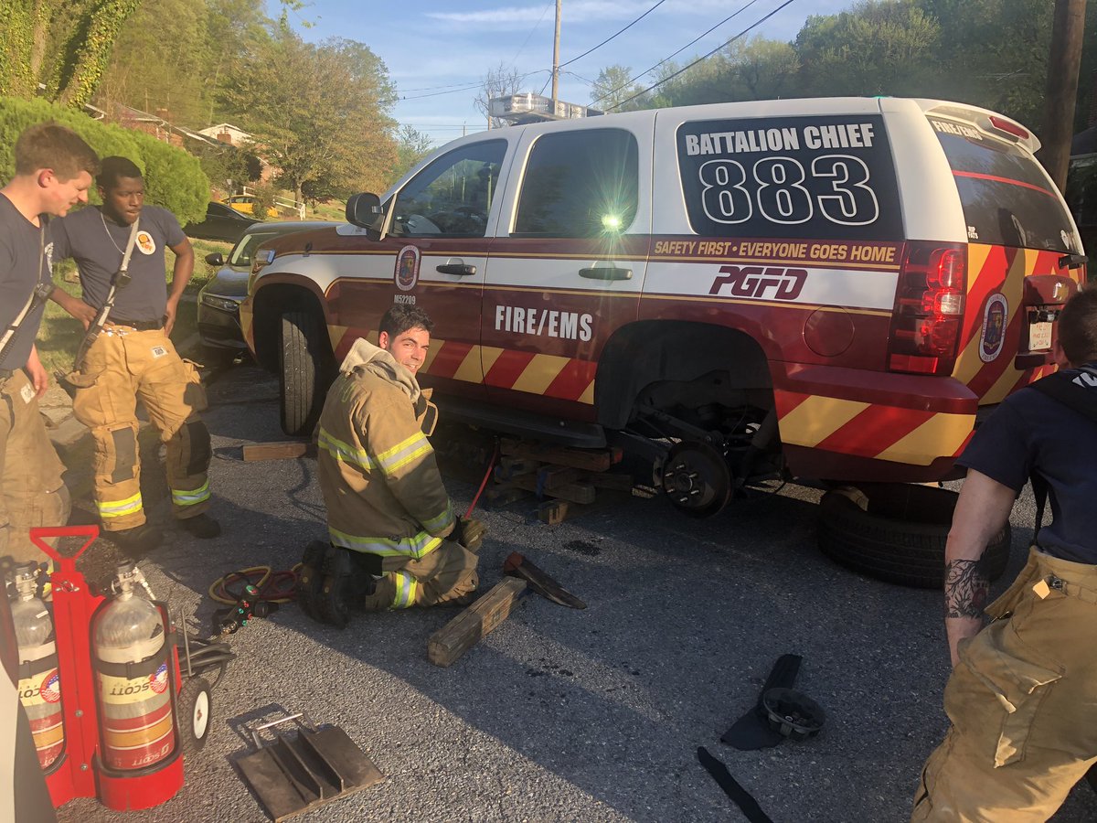 EricReith's tweet image. SQ827 getting NASCAR ready! Picked up a bolt on the way to Cree Dr. Small fire handled by SQ827 with the ‘green line’ prior to E204 arrival.