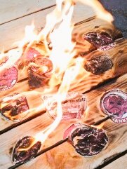 BernRjg's tweet photo. In Bern tauchen vermehrt rassistische und faschistische Kleber auf. Halten wir die Augen offen - überkleben, abreissen und dokumentieren! Und hoffentlich mal den Nazi in Flagranti erwischen und dann #backpfeifen verteilen!
#Antifa #stickerwar #keinFussbreit https://t.co/AVlmx6KyJ1