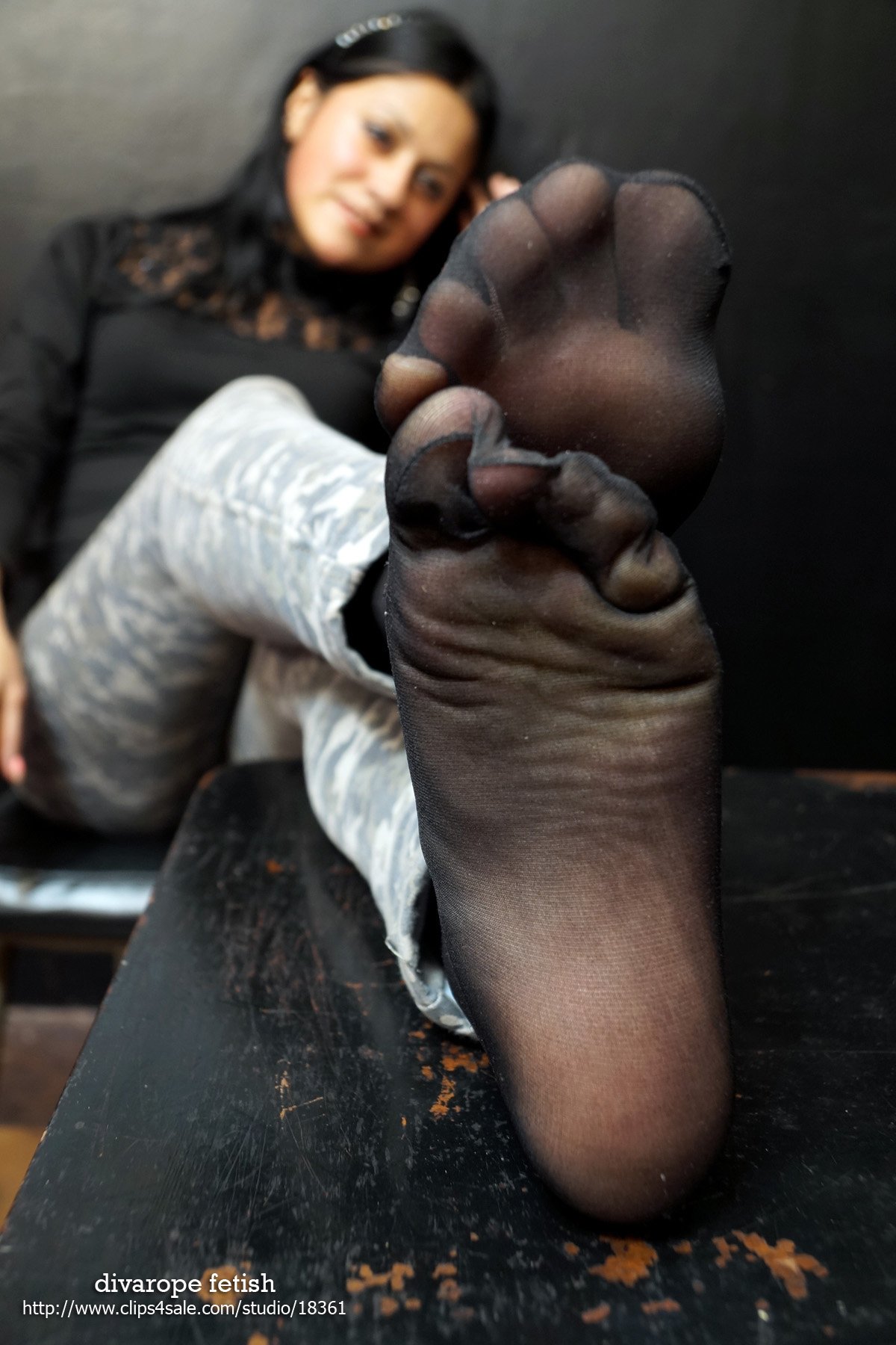divarope LatinFetish a Tuwita: "Vanesa's #nylon #feet !! https://...