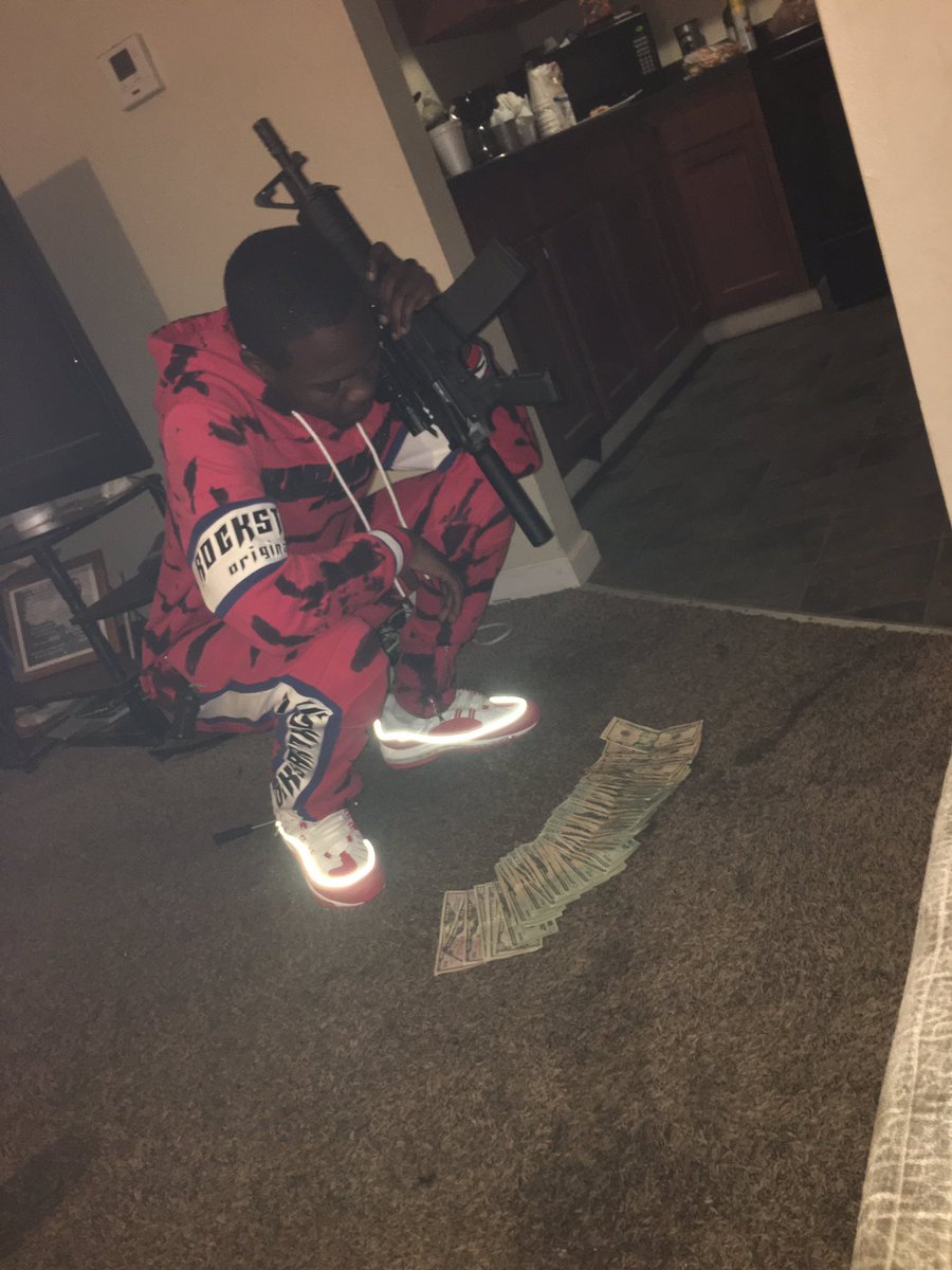 The only thing I fear is living life being broke 🏚🚫🧢