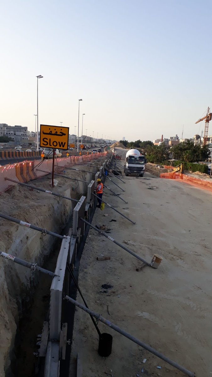 أعمال الحوائط الساندة الميكانيكية بميول الجسر الجاري تنفيذه عند تقاطع طريق الدائري السابع مع طريق الفحيحيل السريع.