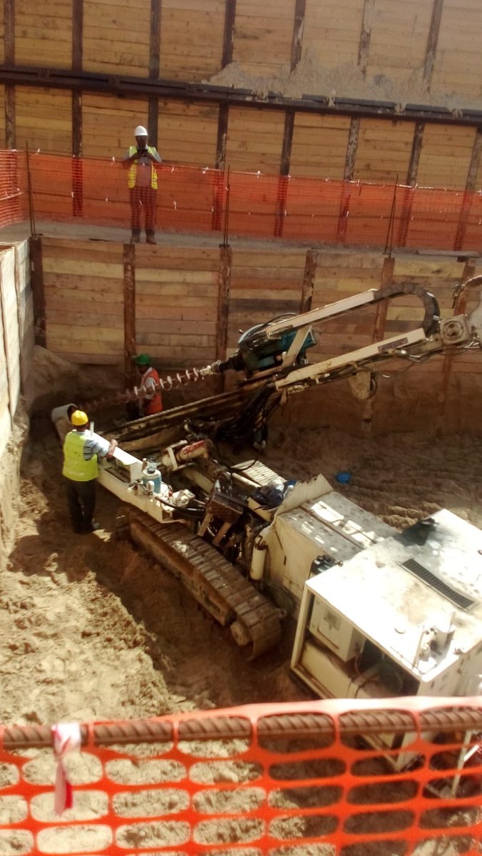 أعمال تثبيت جوانب الحفر لمجرور المياه عند تقاطع طريق الدائري السابع مع طريق الفحيحيل السريع.