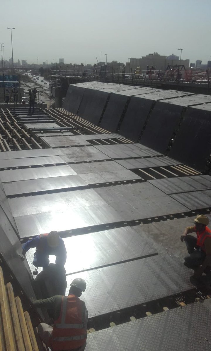 أعمال الشدات الخشبية لبلاطة الجسر الجاري تنفيذه عند تقاطع طريق الدائري السابع مع طريق (٢٥٣).