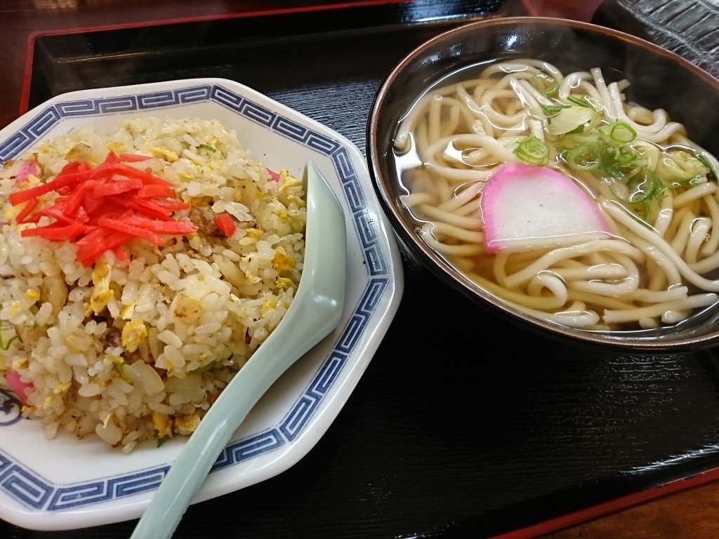 ট ইট র At 健康診断終わりの昼ご飯 小松市希望丘の小松 商業高校近くにあるお店 はにう食堂で焼きめしとうどんのセット シンプルで美味しい ー 小松うどんを提供するお店のひとつ