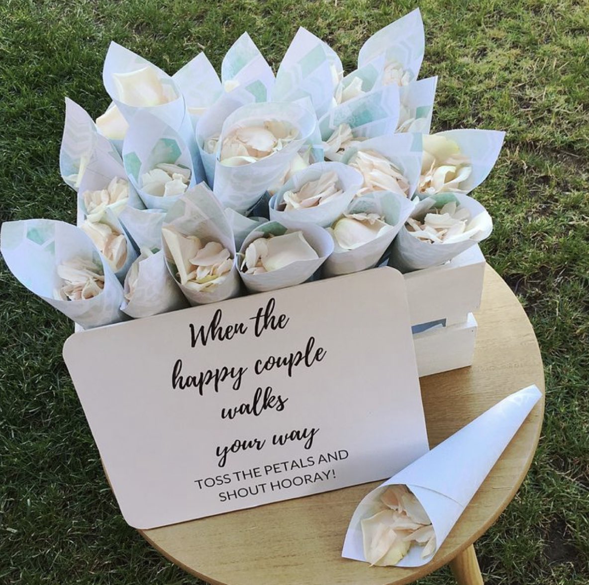 Like and comment if you like burlap decorations like this 💗✨💖 #burlap #favors #weddings #balloons 
amazon.com/Burlap-Bag-Dra…