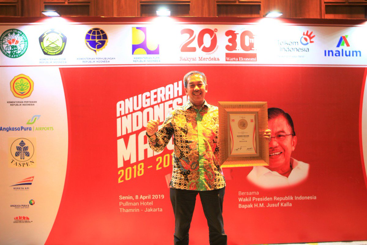 INJairports's tweet photo. CEO AP2 @mawaluddin meraih penghargaan Digital CEO of the year 2019 dari Rakyat Merdeka &amp; Warta Ekonomi atas perannya memperkenalkan digitalisasi dlm operasional dan layanan di seluruh bandara yang dikelola AP2. Layanan digital ini hadir dalam aplikasi #InAirport di smartphone. https://t.co/ElJ8f6n9UW
