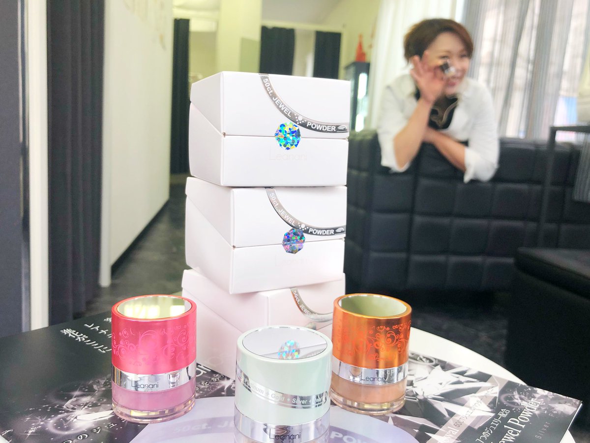 HeartfulE's tweet photo. 本日は私やスタッフちゃんも愛用している。「レアナニ」ジュエルパウダーのご紹介です。
大人のためのプレミアムコスメ
ジュエルパウダー
SPF50+・PA+++
7種類のジェエリーパウダーを使用。光やシーンによってジュエリーパウダーの輝きが変わり、その時々でベストな輝きと上質な艶のある肌に！ https://t.co/O4TGkOIoys