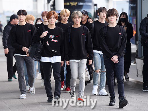 韓国発 カラコン専門店リリー 空港ファッション Nct127 昨日はワールドツアーのためニューヨークへ出国 次回は個性のある私服も見てみたい Nct127 Nct Nct U Nct Dream ジェヒョン テヨン マーク ドンヨン ジョンウ ユウタ テイル
