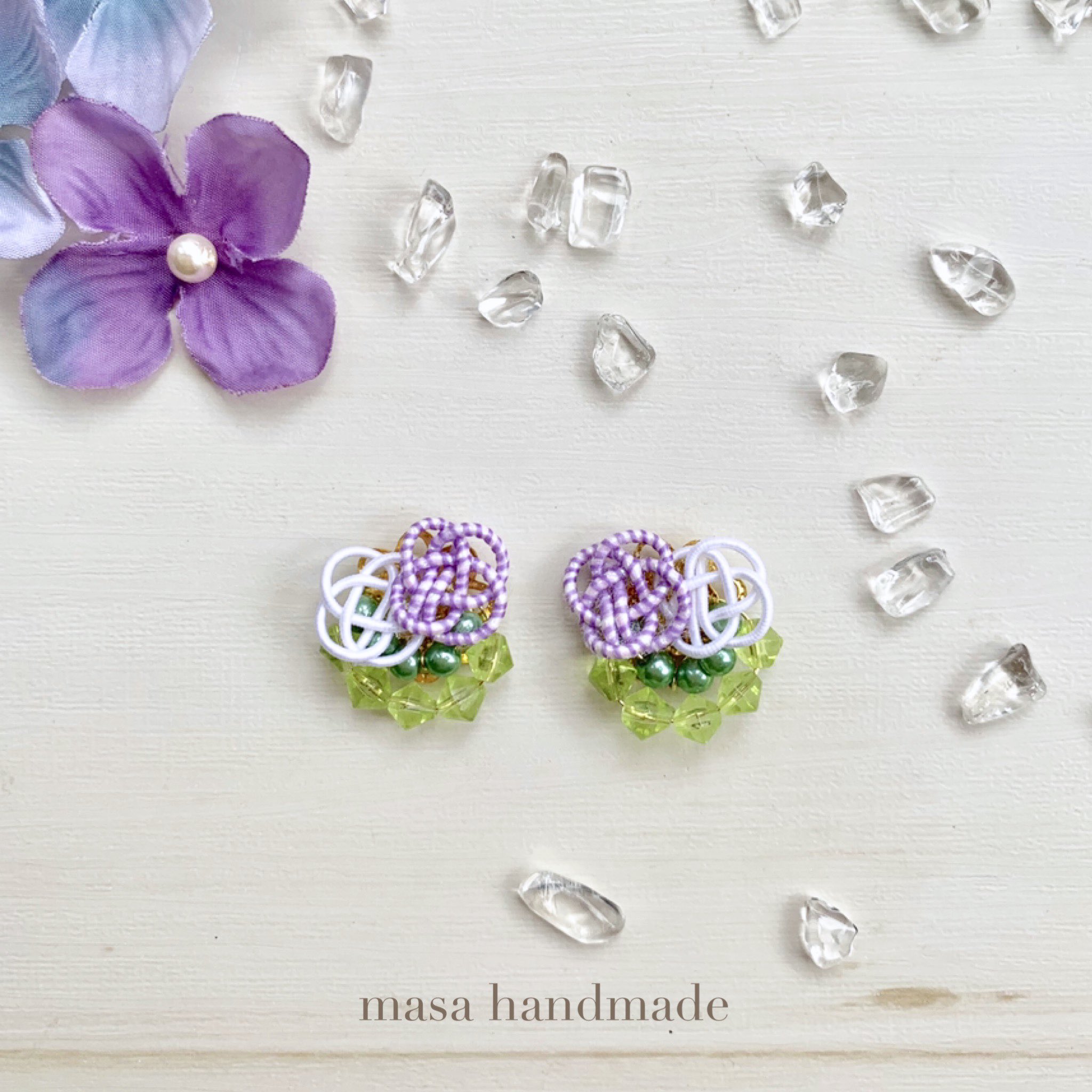 まさ 水引で作った2色の小さな紫陽花のお花に2色のビーズをあしらった可愛らしいピアス イヤリング です ラメ感のある水引と明るいグリーンのビーズは太陽に当たるとキラっとみずみずしく見えてお顔を明るく上品に引き立ててくれます 水引