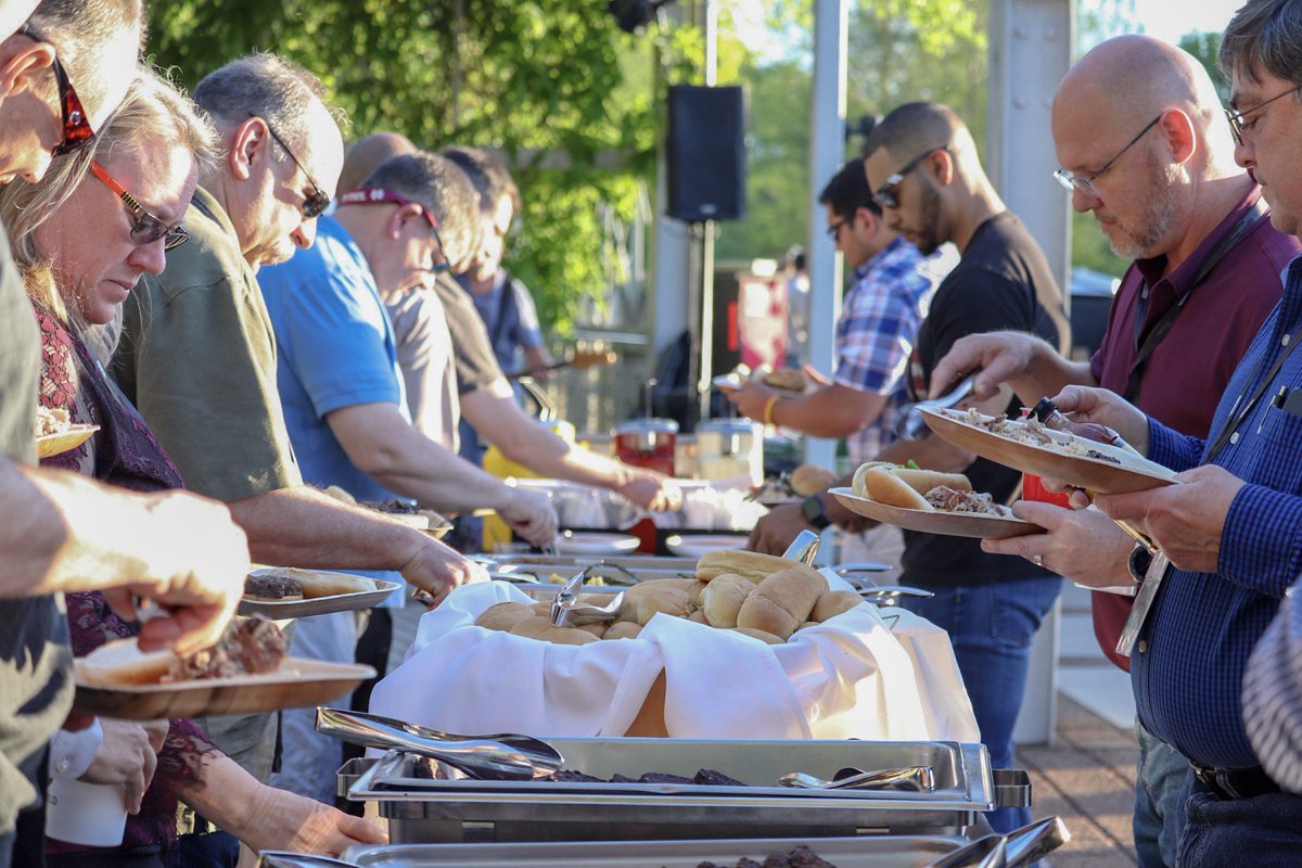 Adtran's tweet image. After a long day, it’s best to kick back and enjoy some good food, good music, and good company. #adtranBBSS19 #Broadband #Food #MicrowaveDave