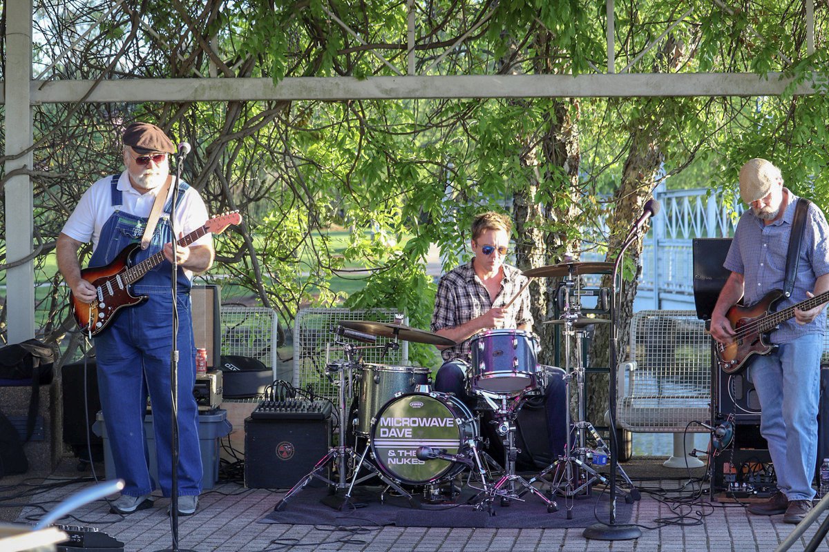 Adtran's tweet image. After a long day, it’s best to kick back and enjoy some good food, good music, and good company. #adtranBBSS19 #Broadband #Food #MicrowaveDave