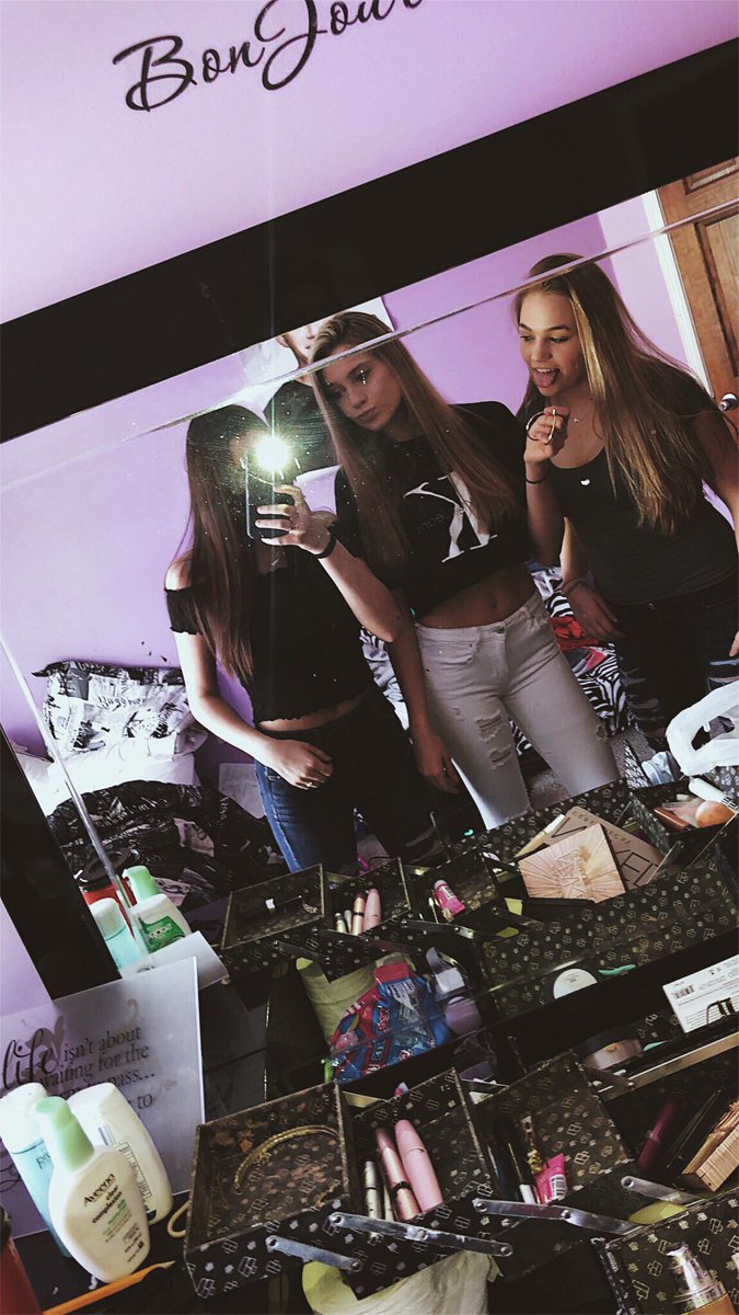 BinnerSydney's tweet photo. hbd to my bff🤩 @libbyhallen !! thanks for always being there to hold me up (Kendrick) you’re a real one!! love you forever https://t.co/ow7wAKJnJD