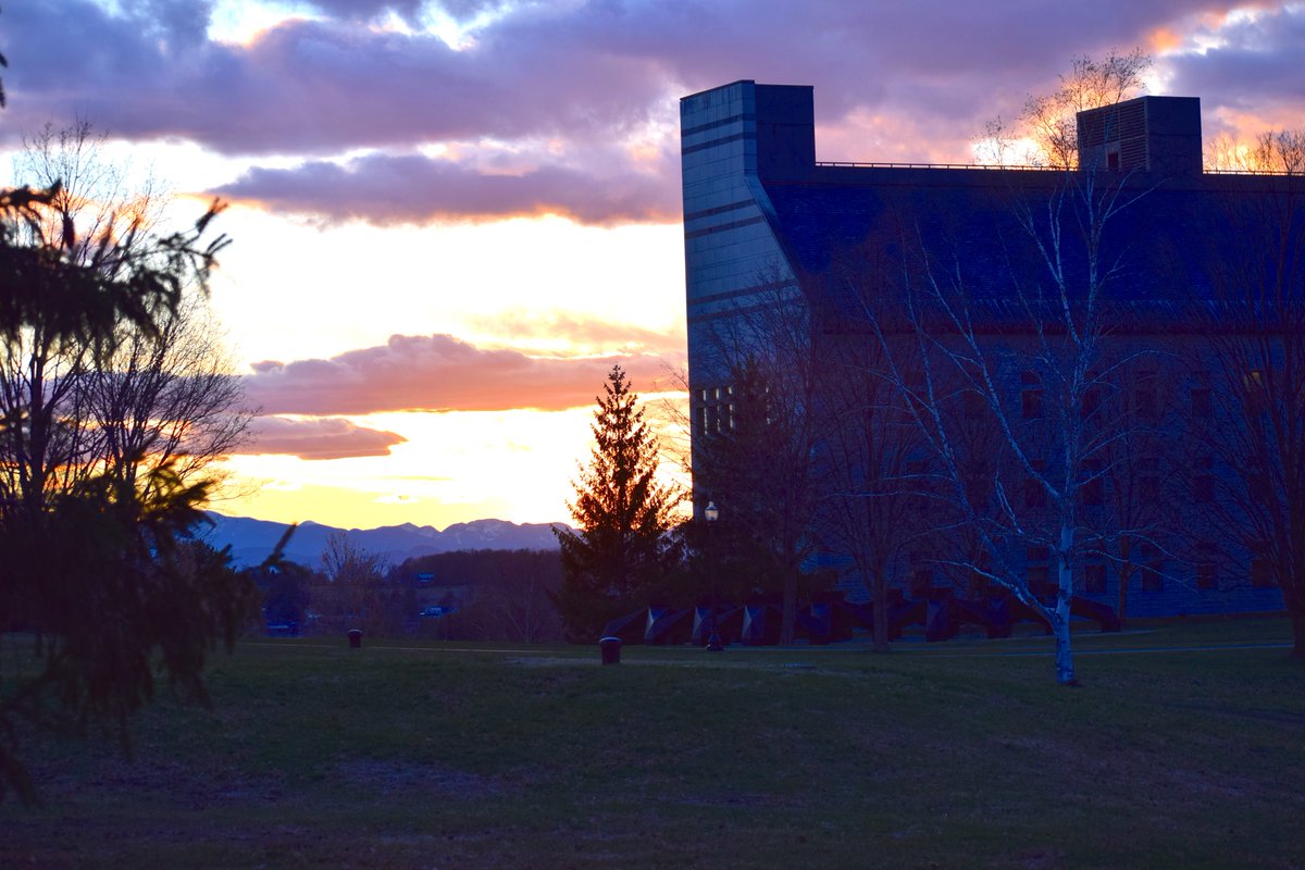 bhrenton's tweet photo. Sunset behind McCardell Bicentennial Hall #middmoment #PreviewDays @MiddAdmissions https://t.co/PPN0N5d7EN