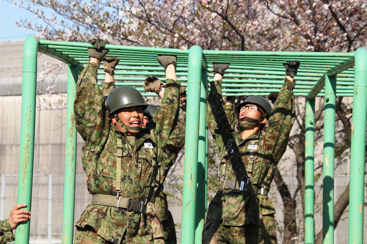 陸上自衛隊第１３旅団 公式 激闘 レンジャー 米子駐屯地 レンジャー 教育隊は体力調整 体を鍛える を行いレンジャー教育に参加する隊員の体力 精神力を鍛えました 体力調整等で鍛えた身体と精神は想定訓練に 山地 水路 空路から潜入し