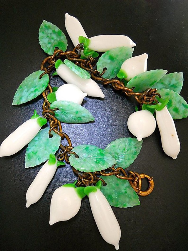renaissancefai's tweet photo. https://t.co/clXwMLlV5Q
#bracelet #Czech #glass #floral #greenleaves #whitebuds #flowers #brasschain #vintage #charmbracelet #dangles #OOAK #wedding #bridal #summerjewelry https://t.co/UFPJYelU5t