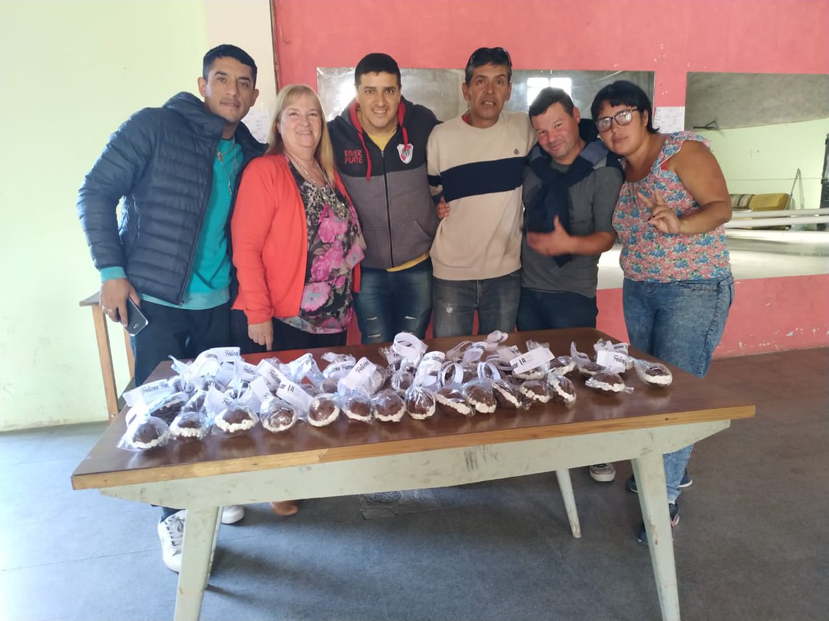 pablo_poste's tweet photo. Hoy comenzamos con #milsonrisas en la #semanadepascuas y entregamos huevitos de pascuas en Club de Jubilados BM y Club Tricolores de Villa Elvira https://t.co/JKwiyse1XR