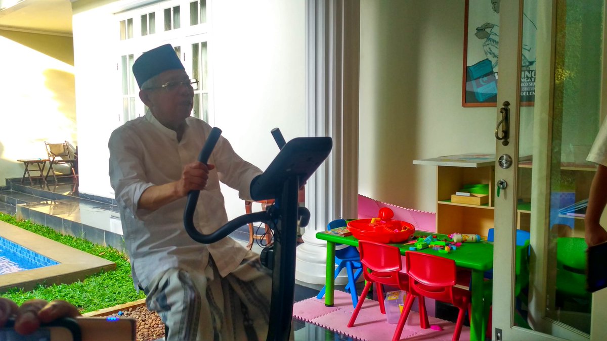 Cawapres 01, Ma'ruf Amin, menyempatkan berolahraga di kediaman pribadinya, di Menteng, Jkt Pusat, sebelum berangkat mencoblos. Lengkap dengan peci, pakaian koko dan sarung, Ma'ruf berolahraga menggunakan sepeda statis. #Pemilunesia #kepoinpemilu #cekfaktaPemilu2019
#tempocekfakta