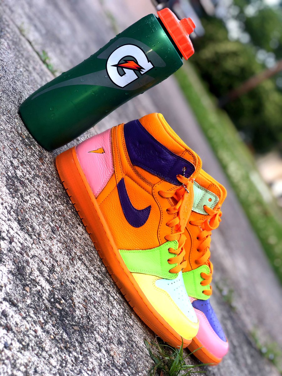 SneakerHead_Co's tweet photo. Gatorade Easters, nobody really Repost my stuff lol... but I know somebody on the Timeline looking for some heat... #ColdCustomz18 https://t.co/vsNj7GaBUc