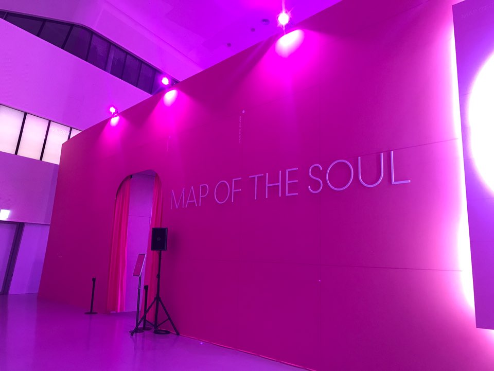 Kpop_Herald's tweet photo. #BTS’ official press conference for their chart-topping new album "Map of the Soul: Persona” will start soon. The venue DDP has been styled all in pink. Stay tuned for our live coverage
@BTS_twt https://t.co/nH75e4uG1Q