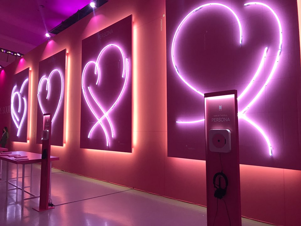 Kpop_Herald's tweet photo. #BTS’ official press conference for their chart-topping new album "Map of the Soul: Persona” will start soon. The venue DDP has been styled all in pink. Stay tuned for our live coverage
@BTS_twt https://t.co/nH75e4uG1Q