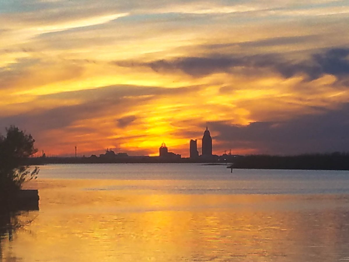 tim_ard's tweet photo. Tuesday's Sunset #sunset #Bluegill @spann @ThomasGeboyWX @FlamingOysters @Jake_WPMI @TaylorSarallo @NWSMobile @michaelwhitewx @Kelly_WPMI @Chris_WPMI @JohnnyParker012 @morganabigail @JimCantore @WxExtreme @StormHour @ThePhotoHour @sunset_wx @EarthandClouds https://t.co/fLlaBO0Wes
