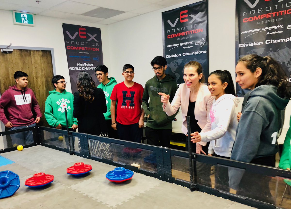 KirstyDuncanPhD's tweet photo. Quel groupe inspirant à @BramptonRobotic qui nous a montré son travail exceptionnel cet après-midi! @MPRubySahota et moi sommes à vos côtés pour les Championnats du Monde @VEXRobotics la semaine prochaine - bonne chance! https://t.co/JlbVtDrfQT