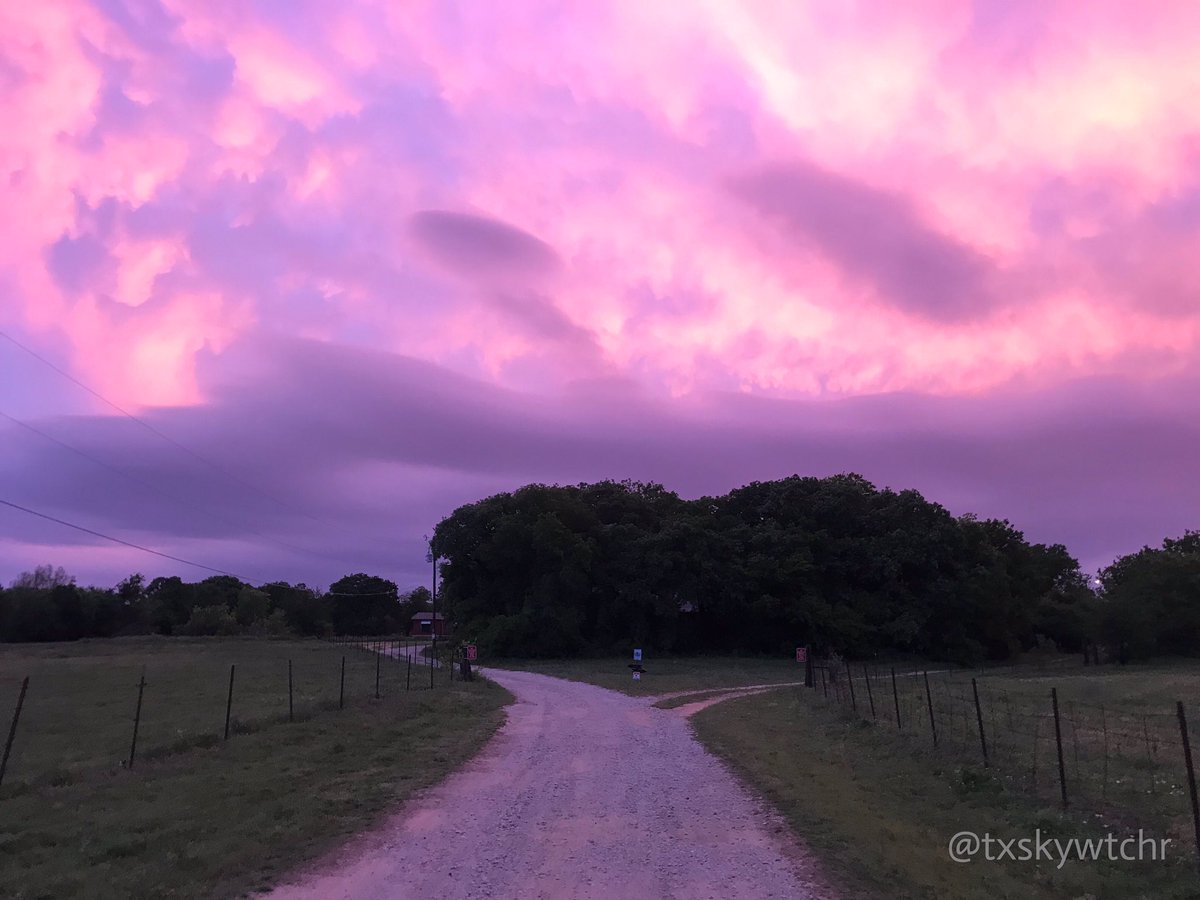 txskywtchr's tweet photo. The night cometh. #DFWsunset #DFWwx https://t.co/TMiu8fsbMx