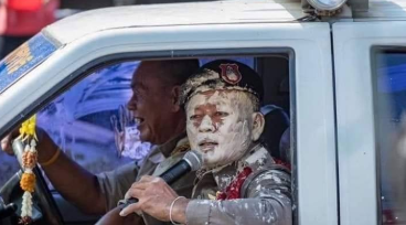 easyshopsmile's tweet photo. Do not play the dough at an inappropriate point. Any person who violates may be guilty .......... 55555
With good wishes from Thai police
#Songkran Day
#easy smile shop
#easyshopsmile https://t.co/2MLPIH5fJ5