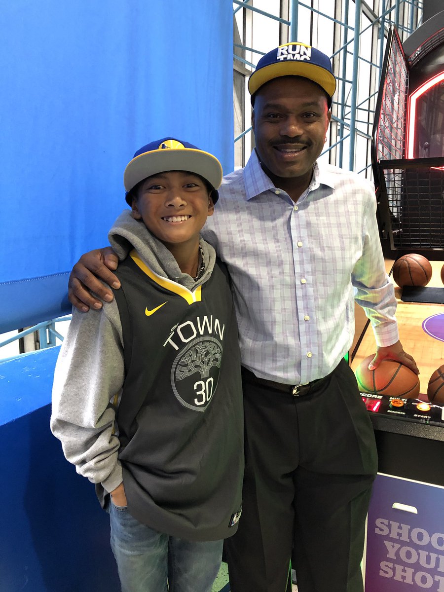 JLaguinto's tweet photo. @HardawaySr @warriors @RakutenUS Thank you Mr @HardawaySr for your coaching skills and for taking the time to take a photo with Devon and I. #LetsGoWarriors https://t.co/WHGs1MhlQN