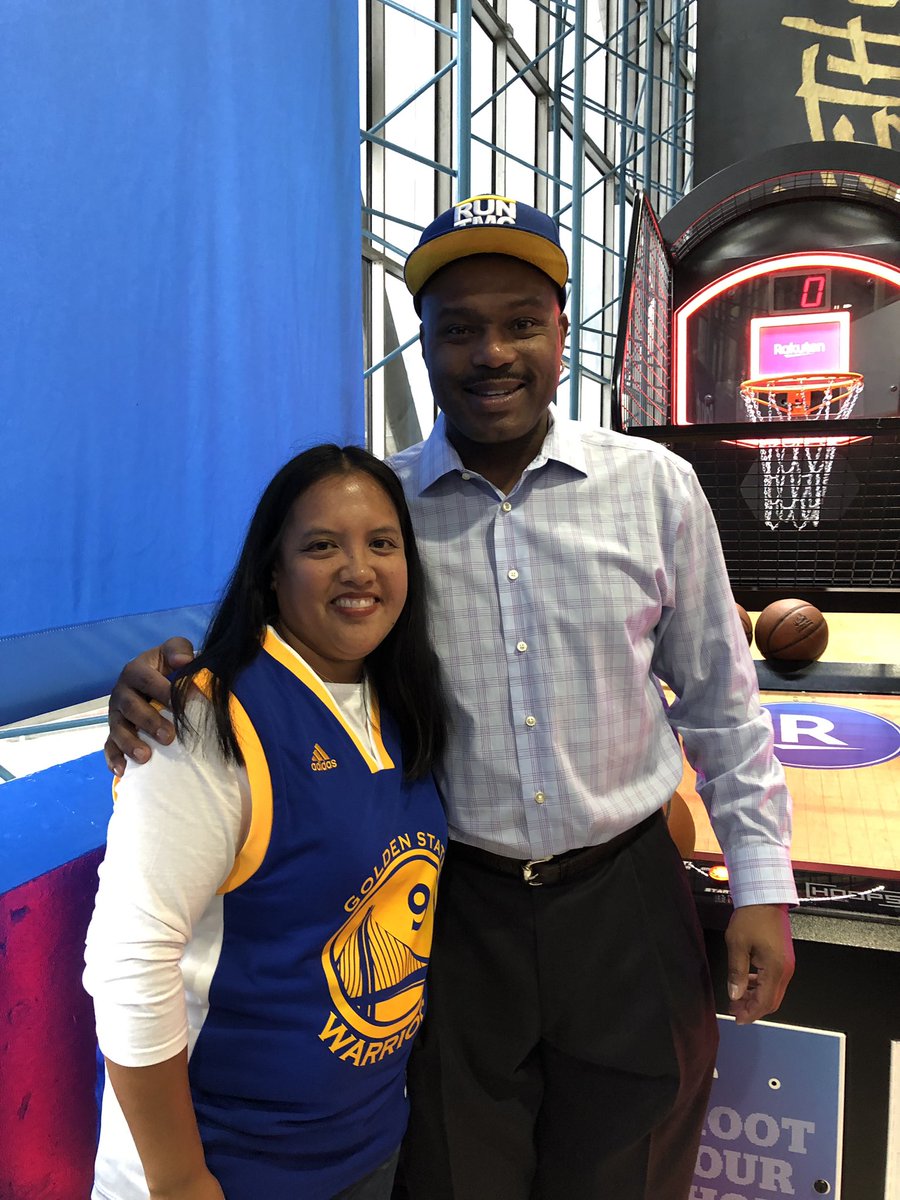 JLaguinto's tweet photo. @HardawaySr @warriors @RakutenUS Thank you Mr @HardawaySr for your coaching skills and for taking the time to take a photo with Devon and I. #LetsGoWarriors https://t.co/WHGs1MhlQN