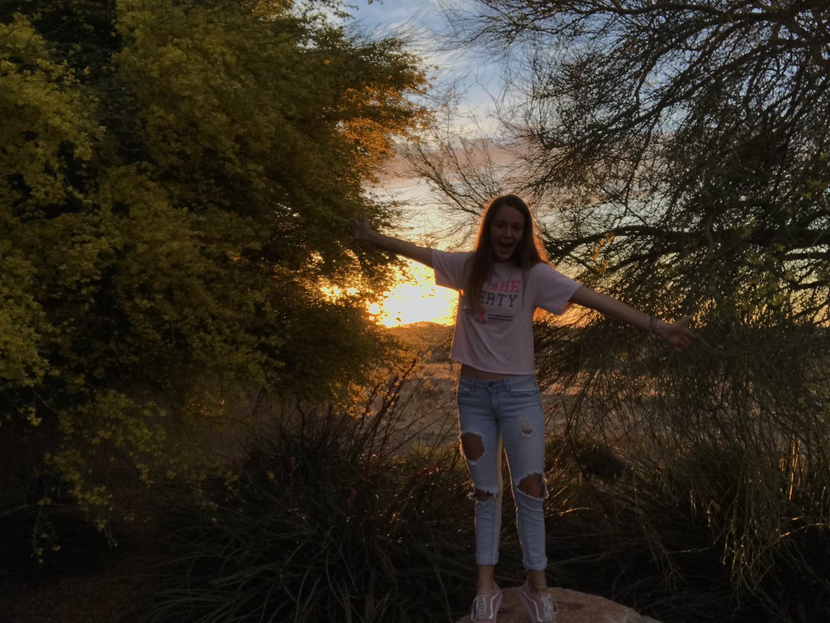 elenaaamariee2's tweet image. HANDS UP + vote ELENA YODER 4 soph class PREZ!!!! #classof2022