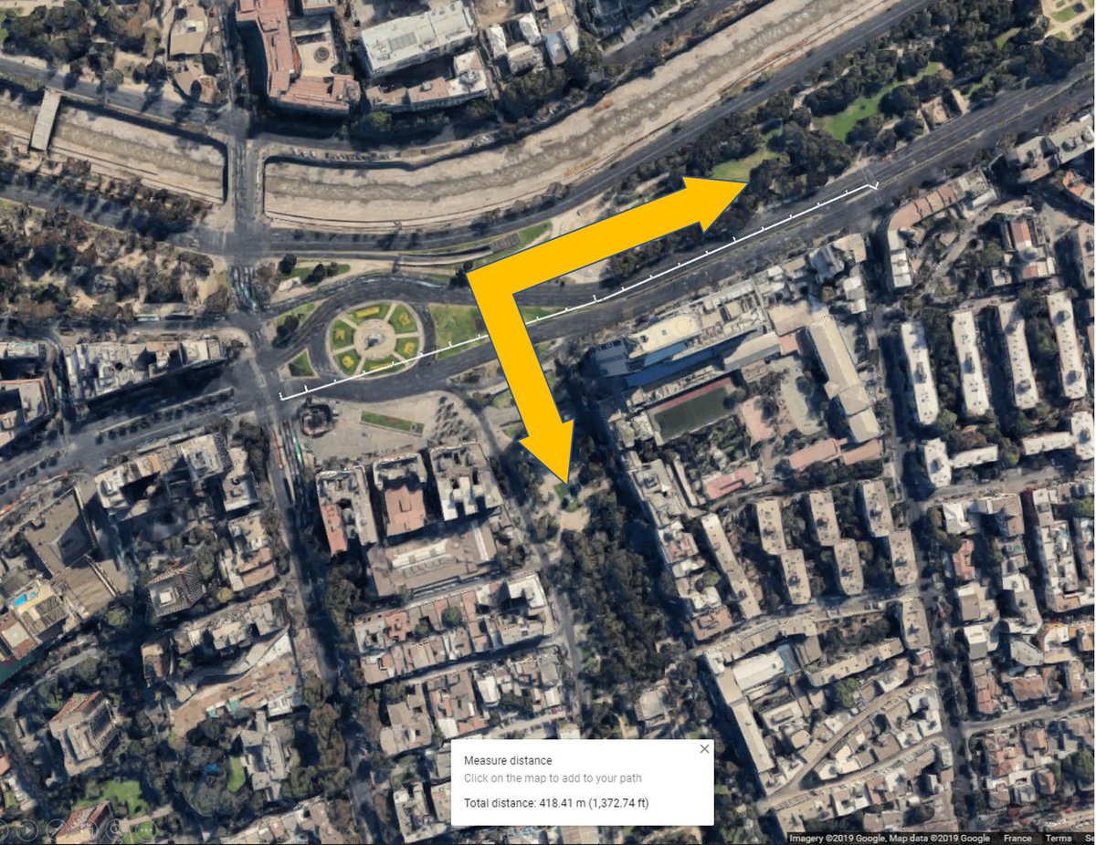 En el ❤️de Stgo, dos de sus parques más importantes no están conectados. Se lo impiden 6 pistas de autos. Gran potencial de flujo peatonal y ciclista mutilado (ciclovías y paseos peatonales terminando en nada). Congestión es tal que cruce peatonal/ciclista afectaría 0. Hagámoslo?