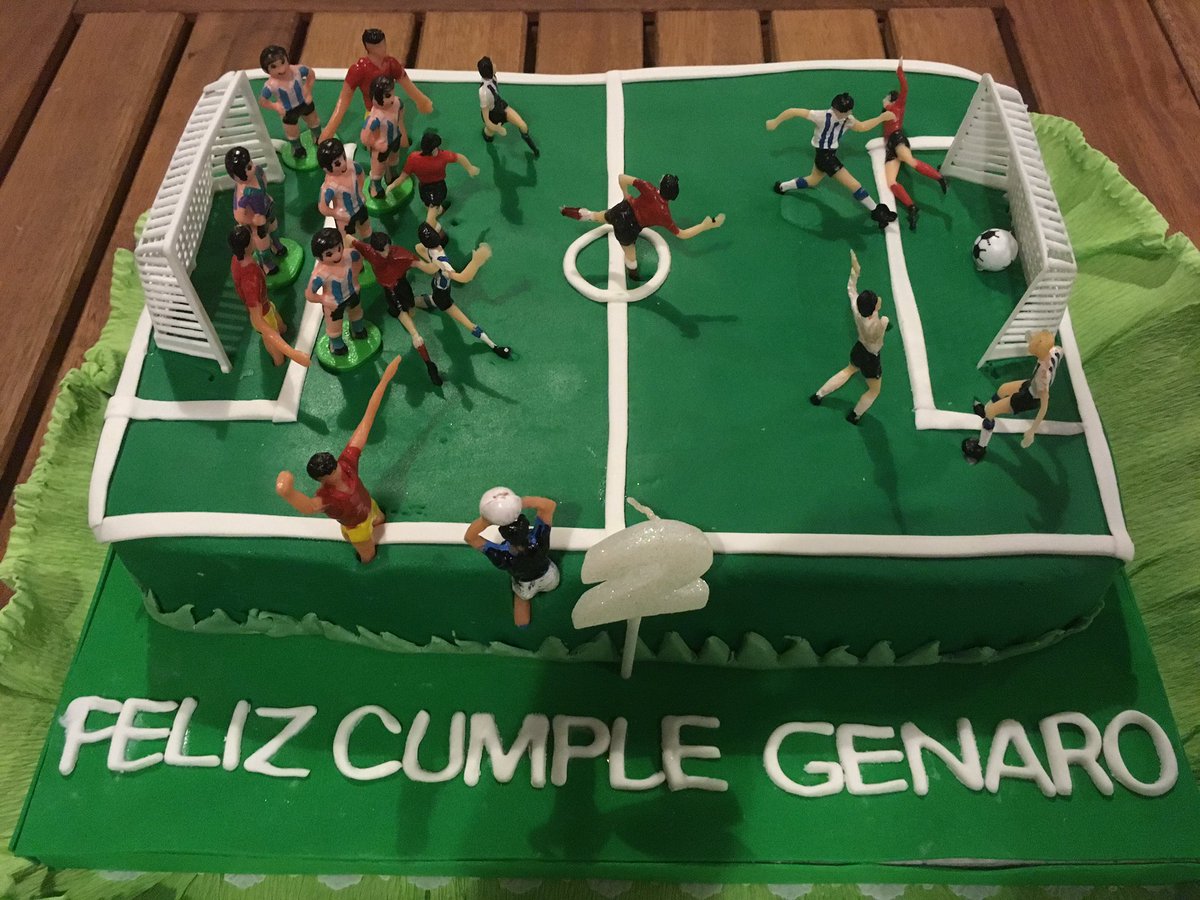 depuntocorti's tweet photo. Mi mamá: - Delfi, tu hermano pidió una torta de Racing para Genaro (mi sobrino). ¿Te encargas?
Yo: - Dejamela a mí. https://t.co/G6ro4EEAUh
