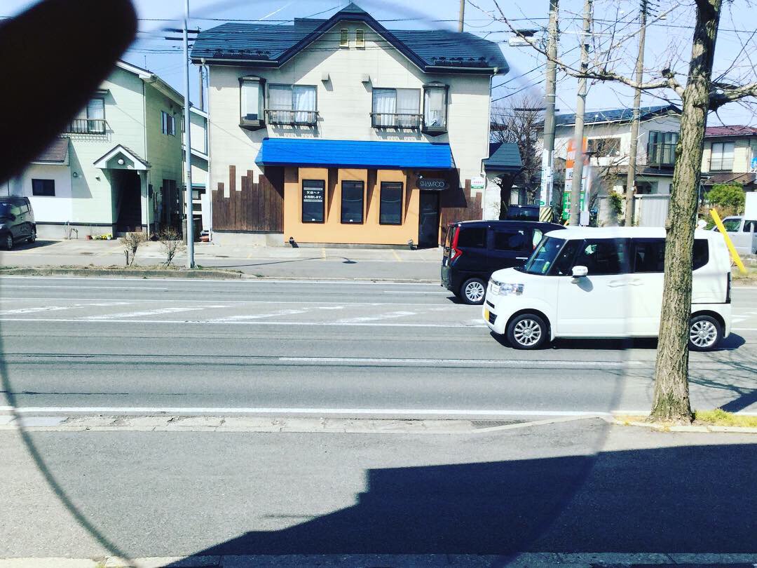 時計メガネのイチノセキ ジョニー デップのようなカラーレンズから まぶしよけとしても要望の多い薄いカラーレンズ すぐ入れ替え可能になりました 写真はブルーレンズ２５ 濃度uvcut付 3 240 室内でも 外を見ても自然な見え方です まぶしい