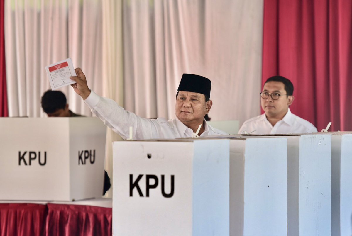 PichayadaCNA's tweet photo. 👆🏼 Presidential candidate no. 02 @prabowo shows his inked finger after casting his ballots in #PilPres2019. As he’s leaving, his supporters shout “Prabowo! President! Prabowo! President!” hoping he could beat incumbent president @jokowi

https://t.co/LPpp1HmevU https://t.co/aTiXUCZcTI
