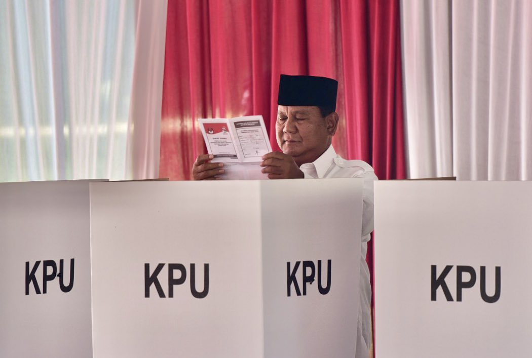 PichayadaCNA's tweet photo. 👆🏼 Presidential candidate no. 02 @prabowo shows his inked finger after casting his ballots in #PilPres2019. As he’s leaving, his supporters shout “Prabowo! President! Prabowo! President!” hoping he could beat incumbent president @jokowi

https://t.co/LPpp1HmevU https://t.co/aTiXUCZcTI