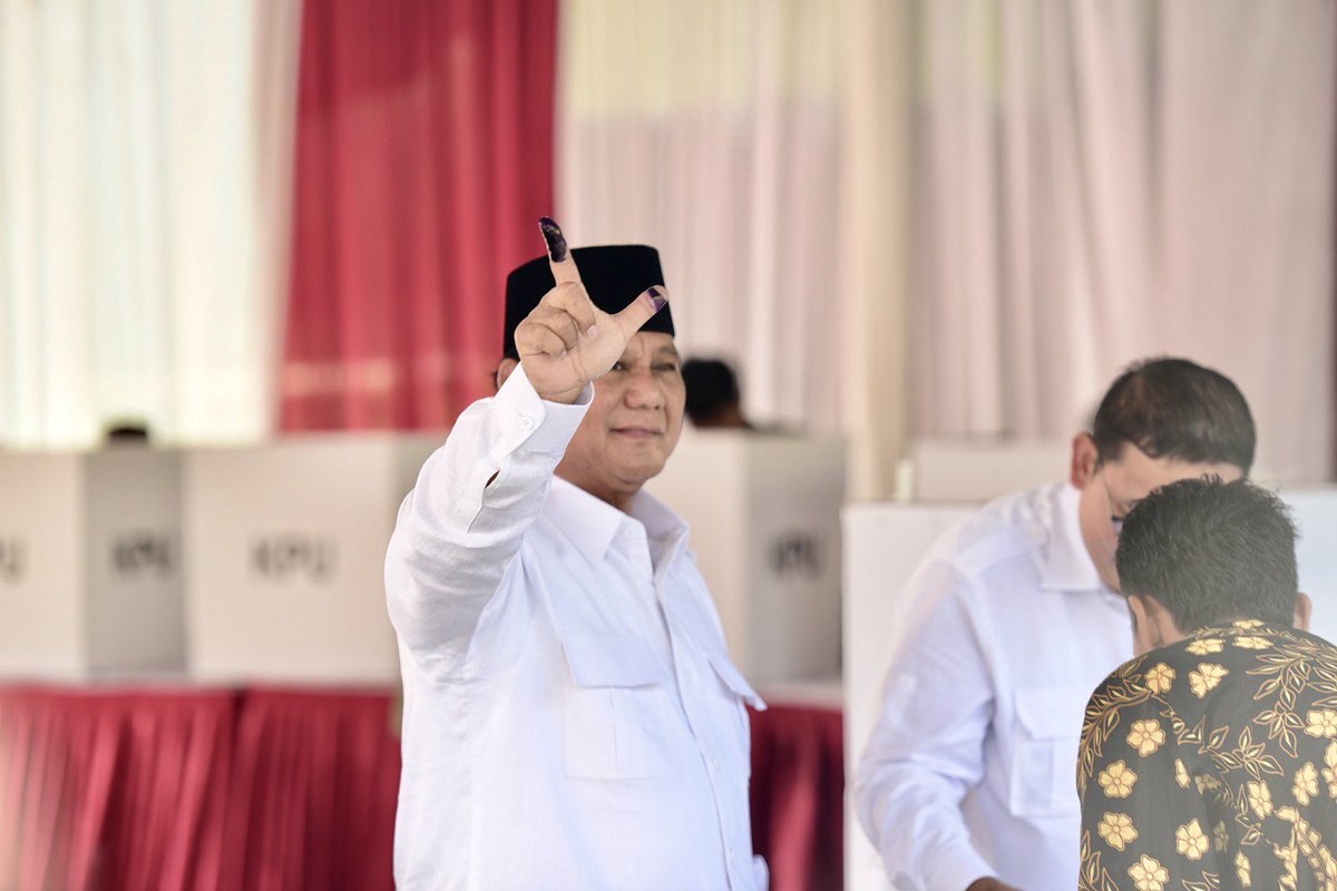 👆🏼 Presidential candidate no. 02 <a href="/prabowo/">Prabowo Subianto</a> shows his inked finger after casting his ballots in #PilPres2019. As he’s leaving, his supporters shout “Prabowo! President! Prabowo! President!” hoping he could beat incumbent president <a href="/jokowi/">Joko Widodo</a>

cna.asia/indonesiaelect…