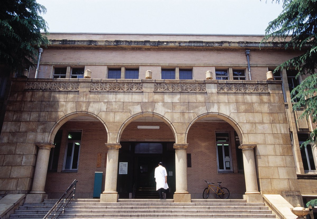 Keio_univ_PR's tweet photo. このたび新しい「お札の顔」が発表され、慶應義塾大学の医学部創設に尽力し、初代医学部長も務めた北里柴三郎が新・千円札の肖像に採用されました。現在も信濃町キャンパスには、北里博士の功績を称えた北里記念医学図書館があり、1階ロビーには北里博士の銅像が設置されています。 https://t.co/re0davKmPc
