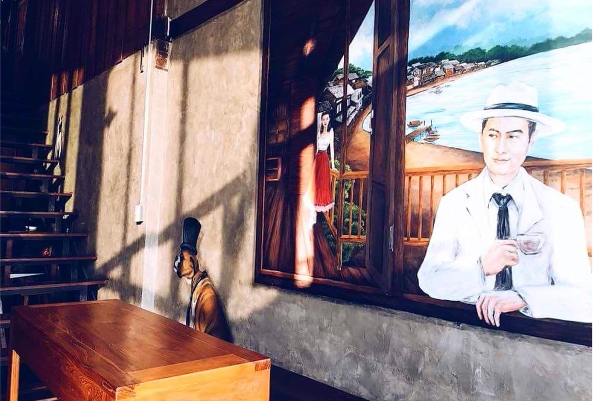 badcouple6's tweet photo. Chaai Samai Cafe☕️
⭐️ คาเฟ่สุดชิค ริมแม่น้ำแม่กลอง ที่ผันตัวจากร้านตัดสูทเมื่อ 64 ปีก่อนให้กลายมาเป็นคาเฟ่สุดอาร์ต ตกแต่งสไตล์ Loft มีกราฟฟิตี้เยอะมาก แสงสวย มุมถ่ายรูปเยอะที่สำ���ัญ ขนมอร่อยมากโว้ยยย 📍พิกัด ตลาดท่าเรือ กาญจนบุรี
#ชายสมัยคาเฟ่ #คาเฟ่กาญจนบุรี #รีวิวคาเฟ่ @aroii https://t.co/SUb7dCH8L3