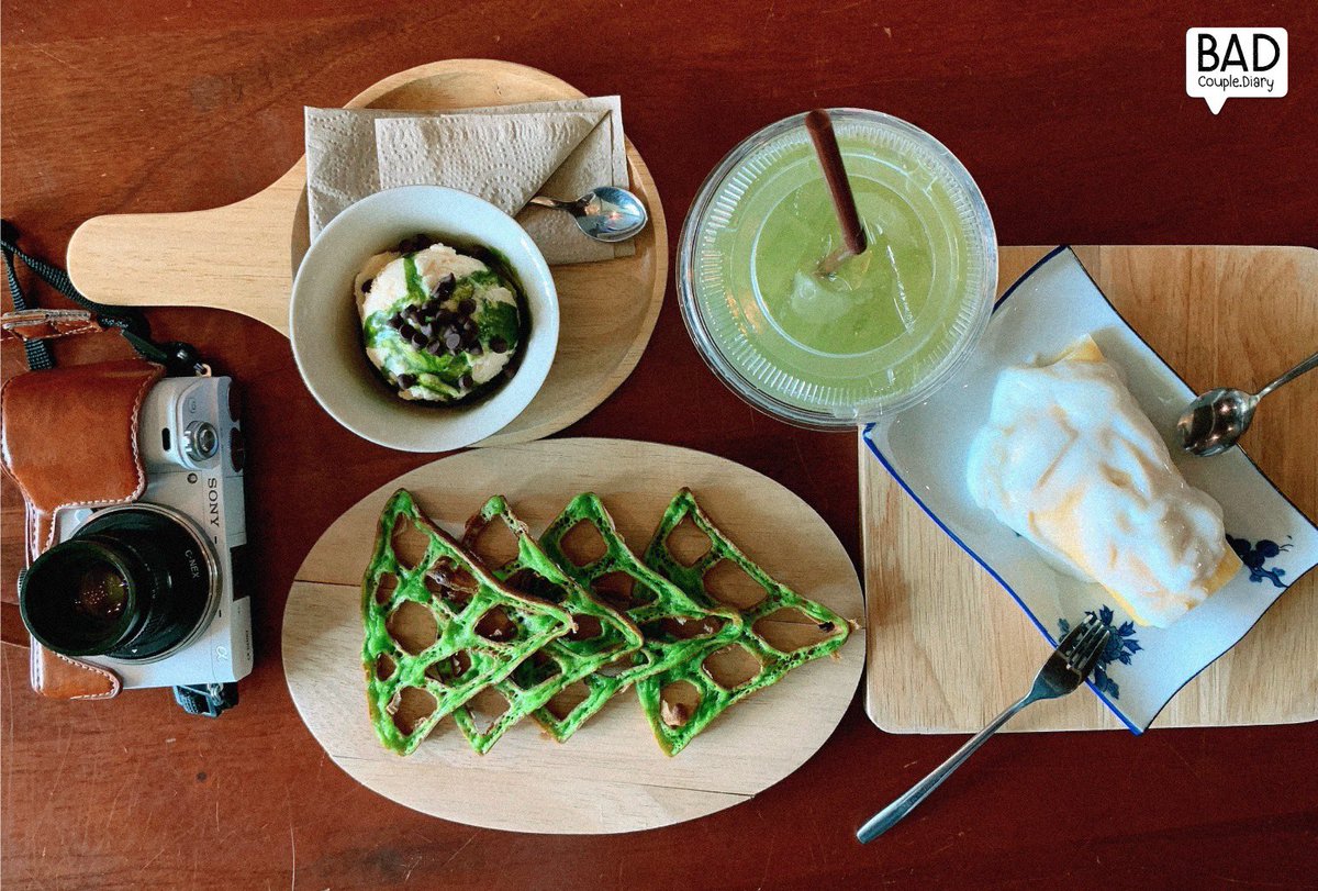 badcouple6's tweet photo. Chaai Samai Cafe☕️
⭐️ คาเฟ่สุดชิค ริมแม่น้ำแม่กลอง ที่ผันตัวจากร้านตัดสูทเมื่อ 64 ปีก่อนให้กลายมาเป็นคาเฟ่สุดอาร์ต ตกแต่งสไตล์ Loft มีกราฟฟิตี้เยอะมาก แสงสวย มุมถ่ายรูปเยอะที่สำ���ัญ ขนมอร่อยมากโว้ยยย 📍พิกัด ตลาดท่าเรือ กาญจนบุรี
#ชายสมัยคาเฟ่ #คาเฟ่กาญจนบุรี #รีวิวคาเฟ่ @aroii https://t.co/SUb7dCH8L3