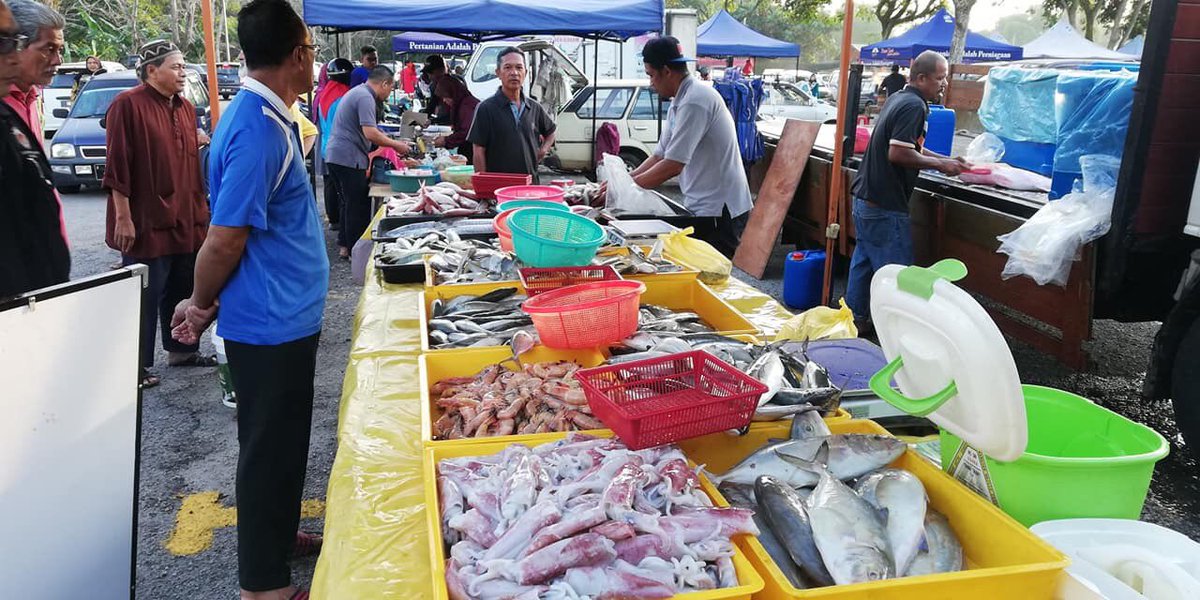 PasarNelayan's tweet photo. 17 April 2019

Warga Muadzam Shah yang nak dapatkan bekalan hasil laut segar boleh beramai-ramai ke Pasar Tani Muadzam Shah hari ini.

#PasarNelayan
#SentiasaSegar
#NelayanHeroKami 
@Jamaludin_LKIM 
@LKIM_TOKGAJAH 
@LKIMHQ 
#MuadzamShah https://t.co/55DPTYdSdK