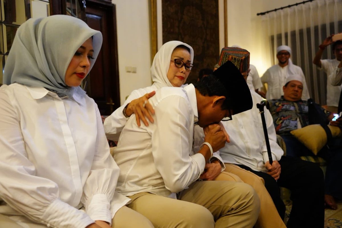 sandiuno's tweet image. Pemilihan umum telah tiba. Mari kita gunakan hak pilih kita sebaik-baiknya. Suara kita sangat berharga menentukan nasib bangsa kedepannya. Jangan lupa ajak keluarga dan tetangga untuk datang ke TPS. Mari kita jaga pemilihan umum ini dengan aman, damai, jujur dan adil.