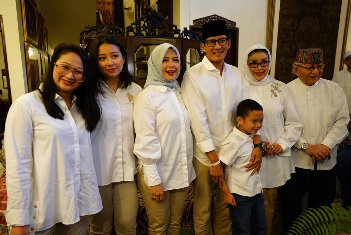 sandiuno's tweet image. Pemilihan umum telah tiba. Mari kita gunakan hak pilih kita sebaik-baiknya. Suara kita sangat berharga menentukan nasib bangsa kedepannya. Jangan lupa ajak keluarga dan tetangga untuk datang ke TPS. Mari kita jaga pemilihan umum ini dengan aman, damai, jujur dan adil.