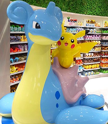 ポケモン情報局 公式 Auf Twitter シンガポール初出店 ポケモンセンターシンガポール が本日オープン お店の顔はラプラスとセレビィ ピカチュウはラプラスの背中に乗って気持ちよさそう