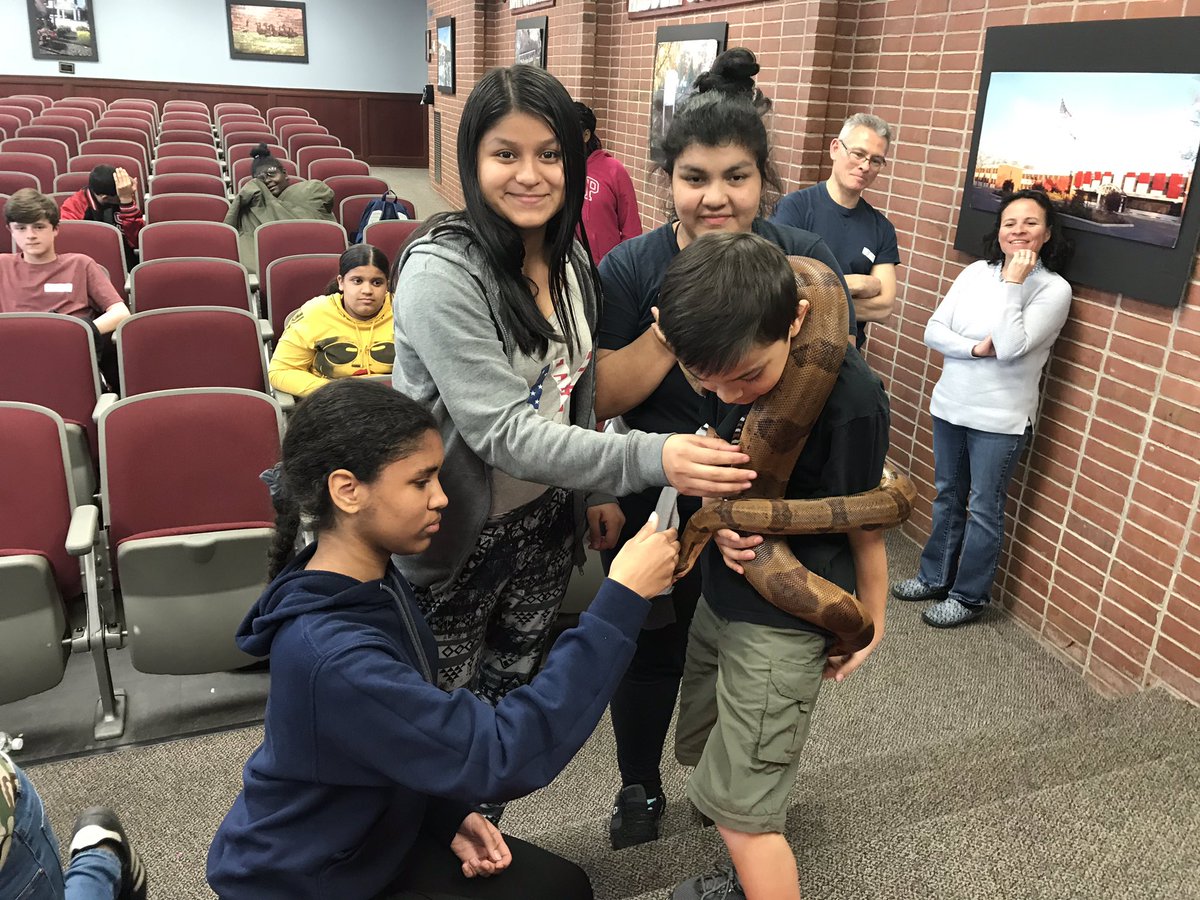 gless54's tweet image. Awesome time at our mentoring event today- #RadicalReptiles #bsmsmm @BayShoreMSLrnrs @MrSimonsonSS @MrsLeonENL @MsJDonnelly18 @MsDAmore9 #mentoring #mentoringmatters #nctevillage #reptiles